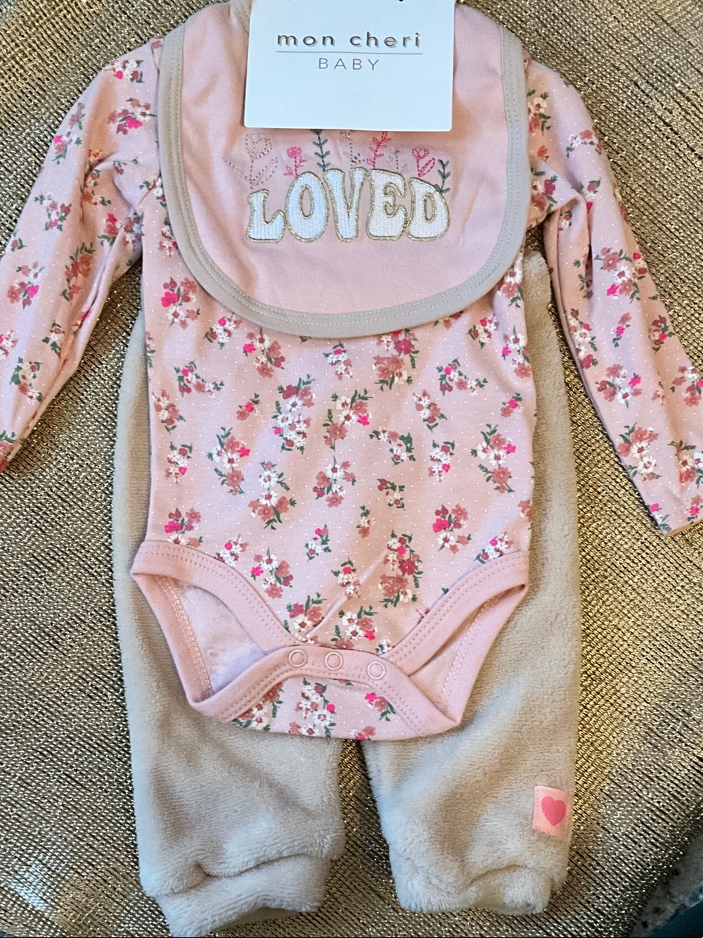 Mon Cheri Pink Floral Bodysuit Set with Bib & Fleece Pants, NWT 3-6m